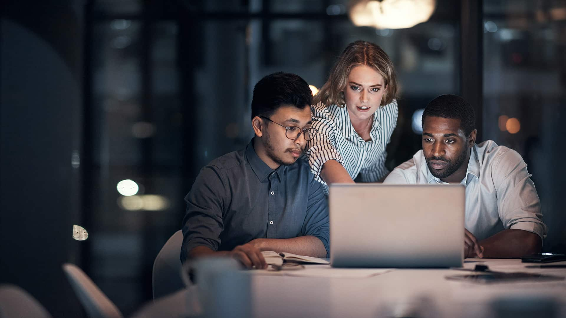 Co-workers using a laptop to learn how to use XDR